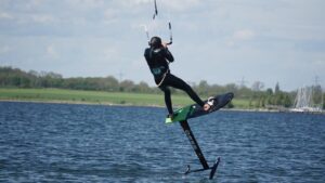 Kiter_mit_Foilboard_im_wasser